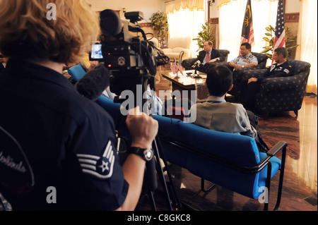 Maj. Tony Mulhare (rechts) nimmt an einer Pressekonferenz mit der malaysischen Regierung und Medien am 1. Oktober 2009 in Kuala Lumpur, Malaysia, Teil. Die .S. Air Force Air Demonstration Squadron, die Thunderbirds, nahm an der malaysischen Luftshow Teil. Die Thunderbirds-Tour durch den Pazifik hilft bei der Förderung von Freundschaften mit US-Verbündeten, was hilft, Sicherheit und Stabilität in der Region zu fördern. Stockfoto