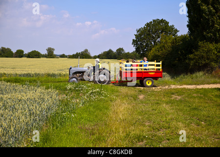 Traktor durchlaufen der Lincolnshire Wolds Stockfoto