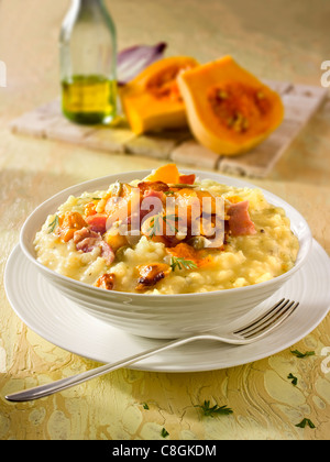 Braten-Butternut-Kürbis auf Safran-risotto Stockfoto