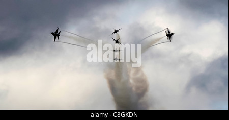 Die Air Force Thunderbirds ein Manöver während der "Air Power über die Marianen' Air Show über Andersen Air Force Base, Guam, Oktober 7, 2009. Antenne der US-Air Force demonstration Team, den Thunderbirds, waren eine von vier Antenne demonstration Teams durchführen Stockfoto