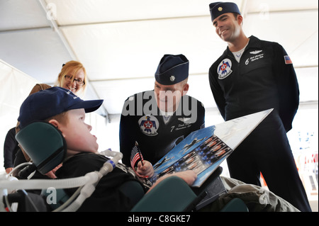 att Dembik Jr., ein 9-jähriger Sohn mit einer Rückenmuskelatrophie, erhält ein Autogramm von Thunderbirds Operations Officer LT. Col. Derek Routt und Solo-Pilot Maj. Rick Goodman während der Probenvorstellung für die Nellis Air Force Base, Nev., Open House 13. November 2009. Matt wurde zur Probe über die Make-a-Wish Foundation eingeladen, eine gemeinnützige Organisation, die sich für die Bewilligung von Wünschen von Kindern mit lebensbedrohlichen Bedingungen eingesetzt hat. Stockfoto