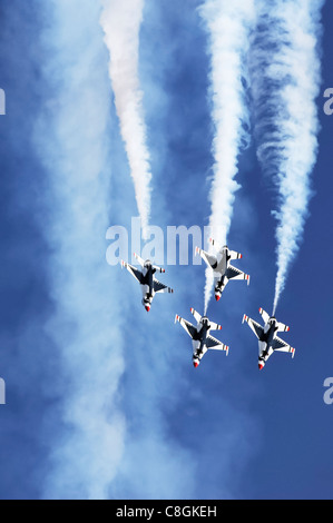 F-16 s mit der US Air Force Air Demonstration Team Thunderbirds fliegen die Pfeilspitze Schleife Stockfoto