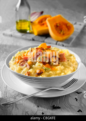 Braten-Butternut-Kürbis auf Safran-risotto Stockfoto