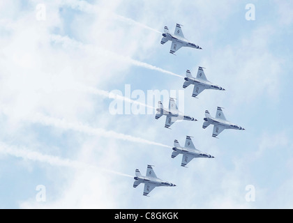 Die Air Force Thunderbirds fliegen hoch in eine Bildung während der Delta Rollen, wie sie für mehr als 30.000 Zuschauer während der Großen Land Dyess Air Fest 1. Mai 2010 durchführen, an Dyess Air Force Base, Texas. Stockfoto