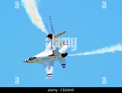 US Air Force Thunderbirds Lead Solo, Major Rick Goodman und Kapitän Aaron Jelinek, die gegnerischen Solo, führen Sie die Frequenzweiche Stockfoto