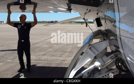Staff Sgt. Nathan Kearns completes a pre-inspection on an Air Force Thunderbird F-16 Fighting Falcon Nov. 5, 2010, at Lackland Air Force Base, Texas. Sergeant Kearns is an Air Force Thunderbirds crew chief. The air demonstration team was at Lackland AFB to perform during AirFest 2010. Stockfoto