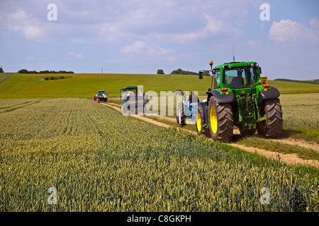 Traktor durchlaufen der Lincolnshire Wolds Stockfoto