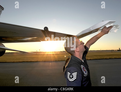 Technik Sgt. Andrue Donaldson wischt die Raketenschiene auf seinem Jet nach der Thunderbirds-Flugdemonstration beim AirFest am 7. November 2010, 2010, auf der Lackland Air Force Base, Texas, ab. Sergeant Donaldson ist ein Thunderbird Crew Chief. Stockfoto