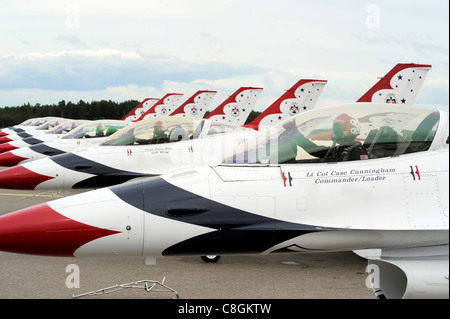 Die Thunderbirds bereiten dem Taxi 17. Juni 2011, am Flughafen Turku, Finnland. Stockfoto