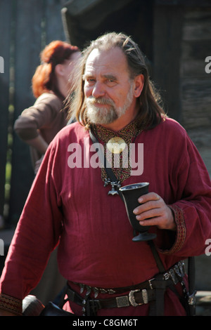 Jarl Einar von Jomsborg Wikinger Hird trinken Met, Warschau, Polen Stockfoto