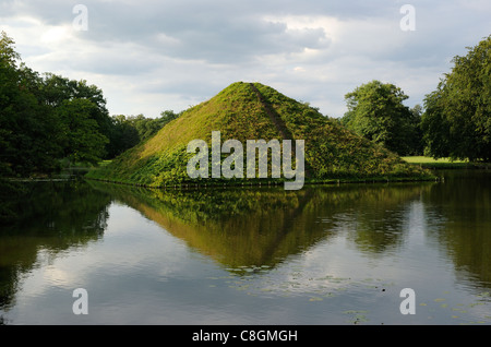 Tumulus See Pyramide im Fuerst Pueckler Park, Grabstätte der Fuerst Pueckler, Branitz, Cottbus, Brandenburg, Deutschland Stockfoto