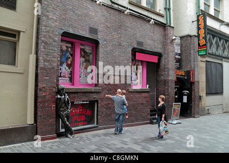 Außenansicht des Cavern Pub und der Cavern Wall of Fame in der Nähe, wo die Beatles in Liverpool, England uraufgeführt. Stockfoto