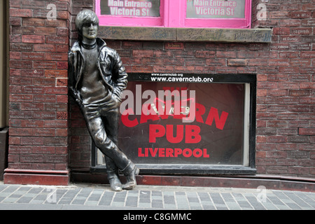 Statue von John Lennon außerhalb der Cavern Pub in der Nähe, wo die Beatles uraufgeführt, Liverpool, England. Stockfoto