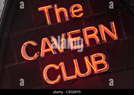 Neon-Schild führt in die Welt berühmten Cavern Club, wo die Beatles uraufgeführt, Liverpool, England. Stockfoto