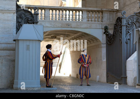 Die traditionelle Schweizer Garde im Dienst an der Vatikanstadt Rom Italien Stockfoto