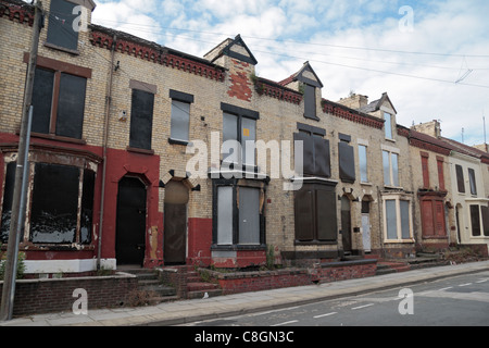 Eine Reihe von vernagelten Häusern an der Lothair Road, Anfield, Liverpool. Dies ist Teil des Projekts zur Erneuerung des Gebiets Rockfield. August 2011 Stockfoto