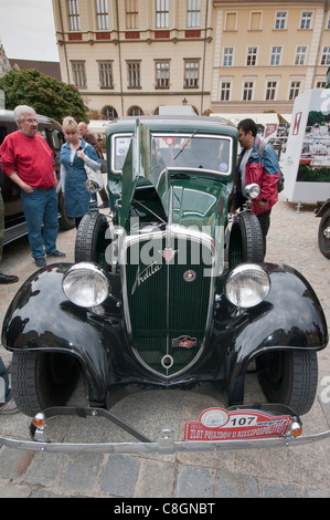 1933-Rallye Polski Fiat 518 III Mazur (Ardita), Fahrzeuge der Zwischenkriegszeit Polen am Rynek (Marktplatz) in Wroclaw, Polen Stockfoto