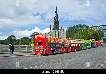 Edinburgh-Tour-Busse aufgereiht auf Waverley Bridge Vorbereitungen für Touristen in der Stadt Stockfoto