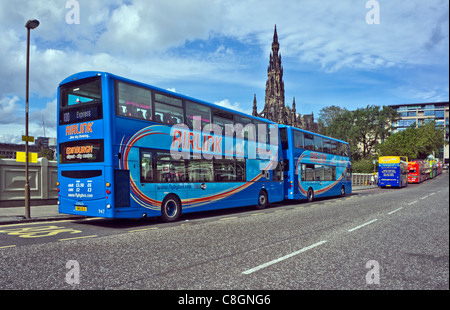 Airlink und Edinburgh Tourbusse aufgereiht auf Waverley Bridge Vorbereitungen für Touristen in der Stadt Stockfoto