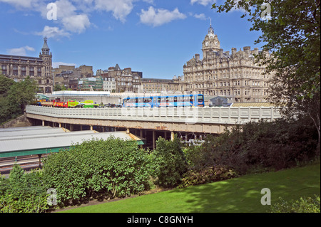 Airlink und City-Tour-Busse aufgereiht auf Waverley Bridge in Edinburgh mit dem Balmoral Hotel bietet eine Kulisse Stockfoto