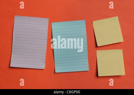 Bunte Notizen auf einem orange Board Stockfoto