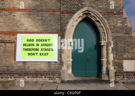 "Gott glaubt nicht an Atheisten folglich Atheisten gibt es nicht" Zeichen außerhalb der Christuskirche, Lowestoft, UK. Stockfoto