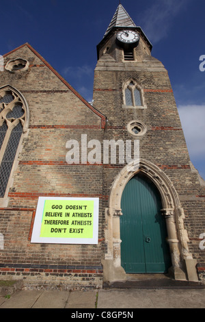 "Gott glaubt nicht an Atheisten folglich Atheisten gibt es nicht" Zeichen außerhalb der Christuskirche, Lowestoft, UK. Stockfoto