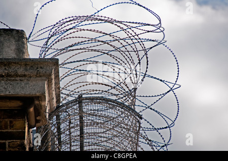 Stacheldraht an Wänden von Brixton Gefängnis South London Brixton Gefängnis in Süd-London Stockfoto