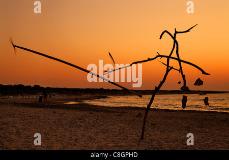 Sonnenuntergang Foto von Chrissi Island. Im Vordergrund eine seltsame "Skulptur" unbekannten Künstlers erinnern Calders Mobiles. Crete Stockfoto