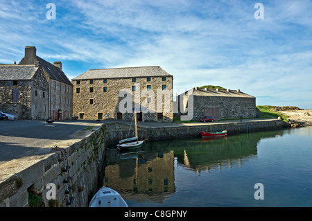 Blick auf den alten Hafen in Portsoy Schottland mit den alten Gebäuden, harbourside Stockfoto