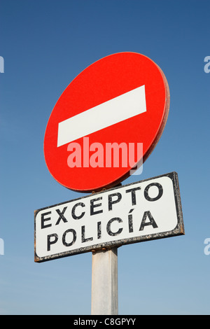 Kein Eintrag außer Polizei melden Sie in spanischer Sprache Stockfoto