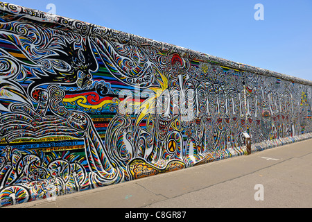 Komplizierte Graffiti auf der Berliner Mauer an der East Side Gallery in Berlin, Deutschland, Europa Stockfoto