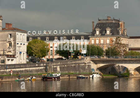 Das Cognac-Haus von Courvoisier ist an den Ufern des Flusses Charente in der Stadt Jarnac, Charente, Frankreich gegründet. Stockfoto