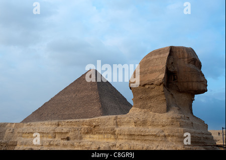 Sphinx und Cheops-Pyramide in Gizeh, Kairo, Ägypten Stockfoto