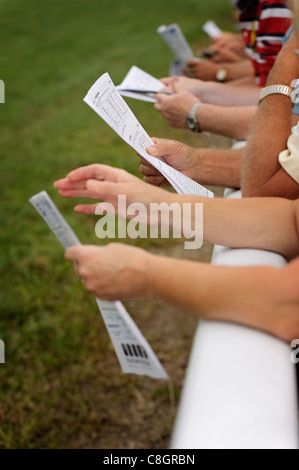 Menschen, die Wetten auf Pferderennen. Jarnac, Charente, Frankreich Stockfoto