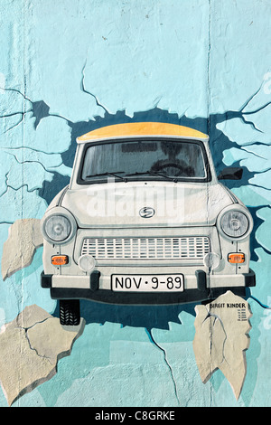 Wandbild von Trabant Auto durchbricht Mauer an der East Side Gallery in Berlin, Deutschland, Europa Stockfoto