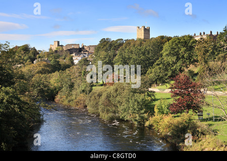 Richmond Castle gesehen vom Fluß Swale, North Yorkshire, England Stockfoto