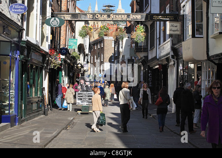 Menschen zu Fuß entlang Stonegate in York, North Yorkshire, England Stockfoto