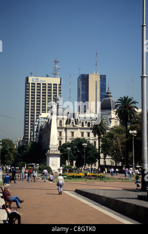 Buenos Aires, Argentinien. Plaza 25 de Mayo mit der Unabhängigkeit Memorial, 1810. Stockfoto