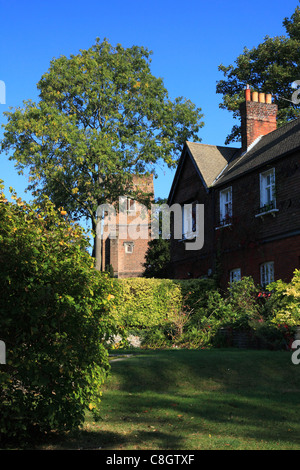 St. John the Baptist Church und Malden Manor im alten Malden Surrey, England Stockfoto