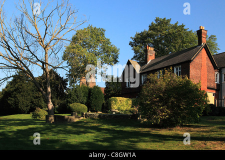 St. John the Baptist Church und Malden Manor im alten Malden Surrey, England Stockfoto