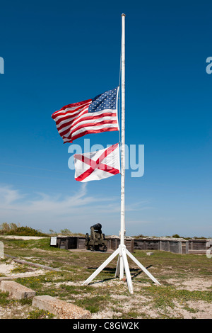 Die Flagge der Vereinigten Staaten von Amerika und die Flagge auf Halbmast am historischen Fort Morgan, Alabama-Bundesstaat Alabama Stockfoto