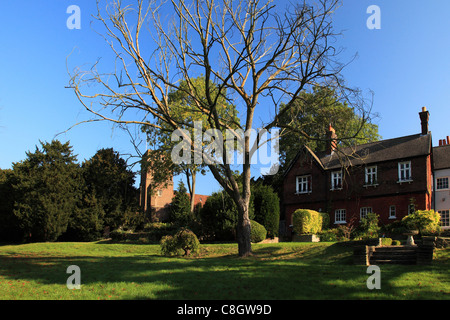 St. John the Baptist Church und Malden Manor im alten Malden Surrey, England Stockfoto