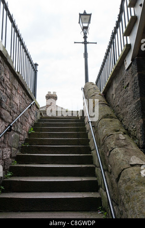 Lowry Berwick nach Tweed - Treppe und eine alte Gaslampe Stockfoto