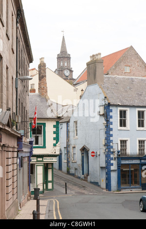 Lowry Berwick nach Tweed, eine schmale Straße. am Ende der Brücke Stockfoto