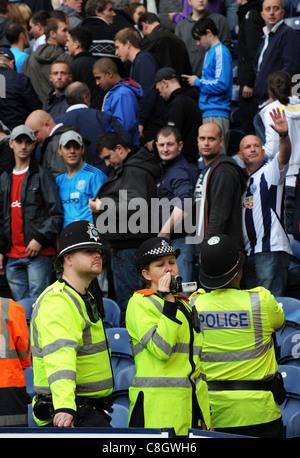 West Midlands Police Officers Videoing Fußball Zuschauern im Fußball match Uk Stockfoto