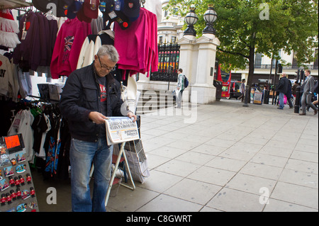 Stall Besitzer holt daily News in London, Oktober 2011 Stockfoto