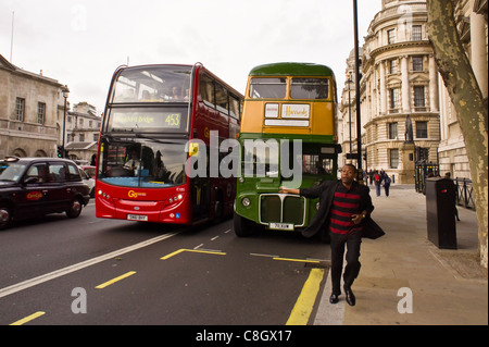 Whitehall, London, Oktober 2011, zwei Busse und ein Taxi ausgeführt, um den Bus zu erwischen Stockfoto