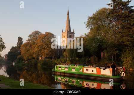 Narrowboat am Fluss Avon von Holy Trinity Church, London, UK Stockfoto