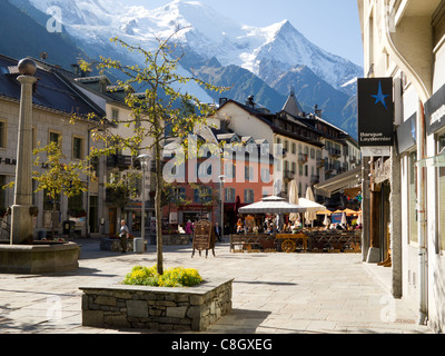 Chamonix, Frankreich, Zentrum der Stadt mit dem Mont Blanc im Hintergrund Stockfoto